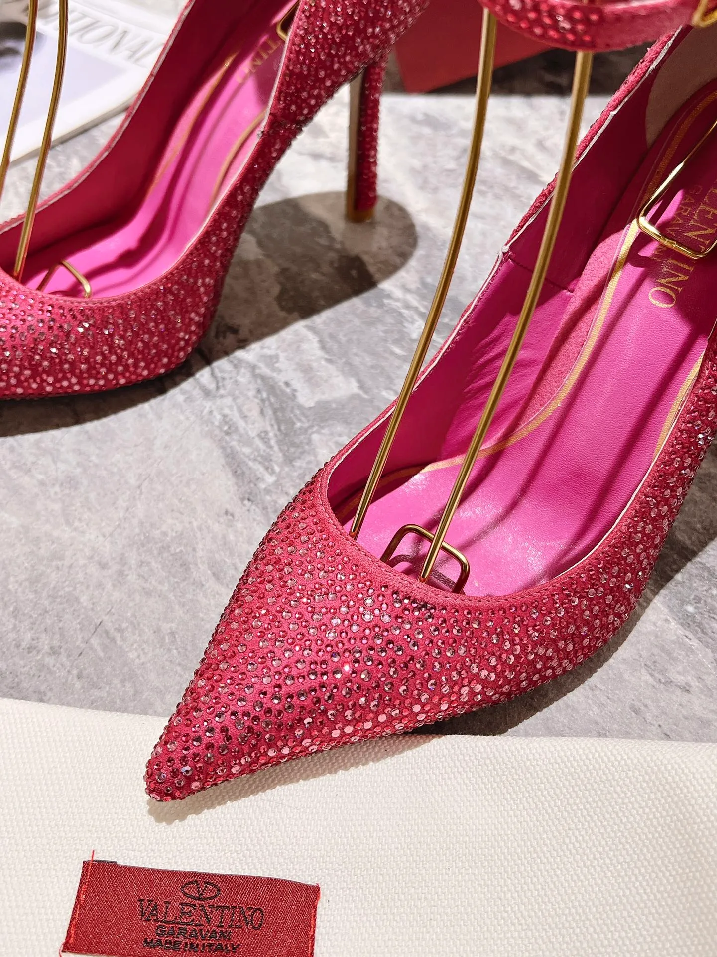 👟👟Ex-factory price 500👟👟 Genuine leather sole +40 Top version 𝑉𝐴𝐿𝐸𝑁𝑇𝐼𝑁𝑂 Valentino new spring and summer women's 6⃣️color "Czech Diamond💎" full diamond shoes The unique [V’s handcrafted diamond production] brings out a full sense of high-end, and the new season will live up to expectations! Worth buying★Absolutely high-grade❥Original method, Absolutely sensual❥Elegant style, creating a different feeling, simple and elegant style!  Code number: 35-41 (34-42 customized, non-returnable) Lining: Sheepskin lining Heel height: 10cm Leather outsole Rubber outsole